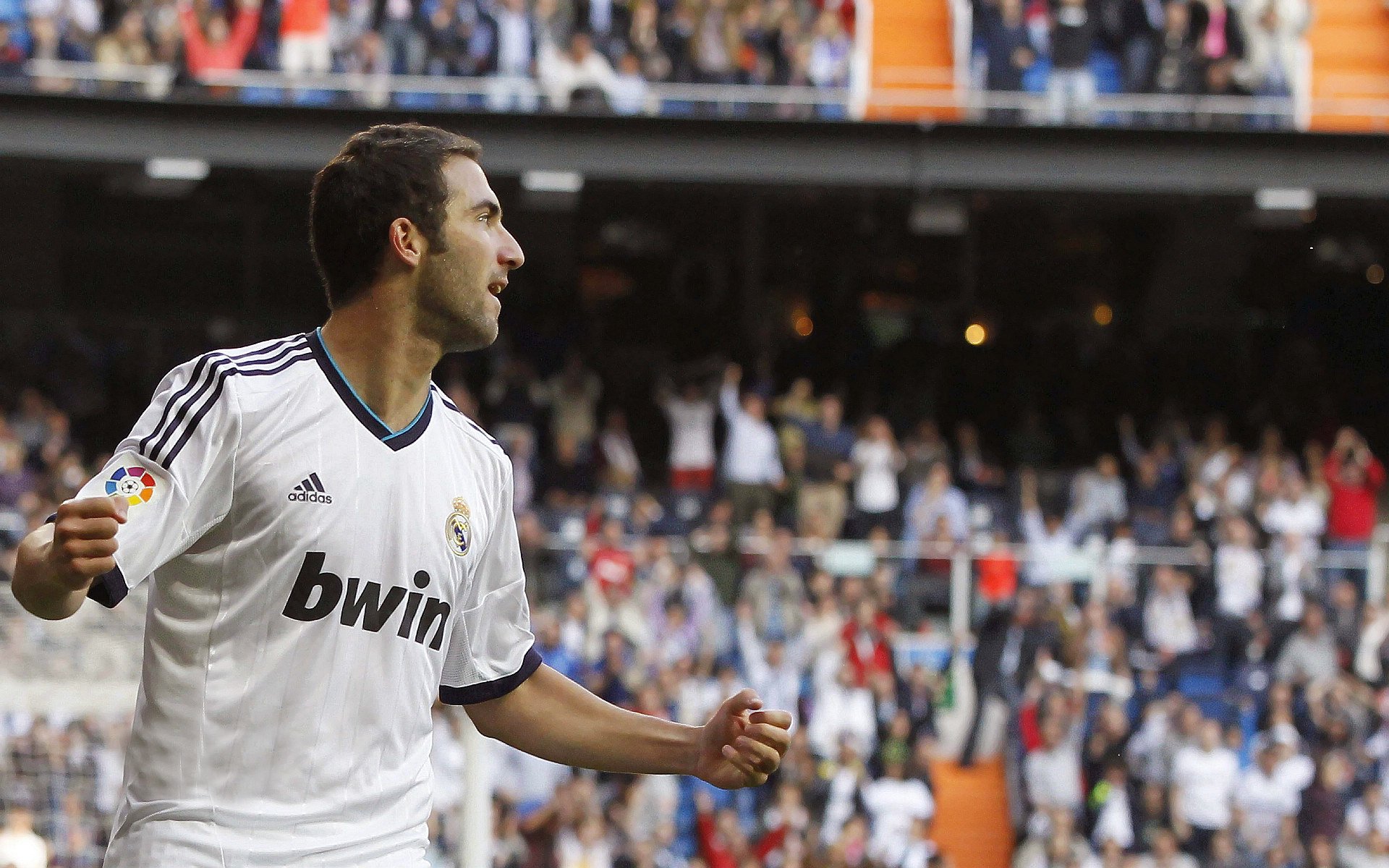 武汉三镇抢七大战爆冷本菲卡,哈兰德砍下35记关键球,全场沸腾